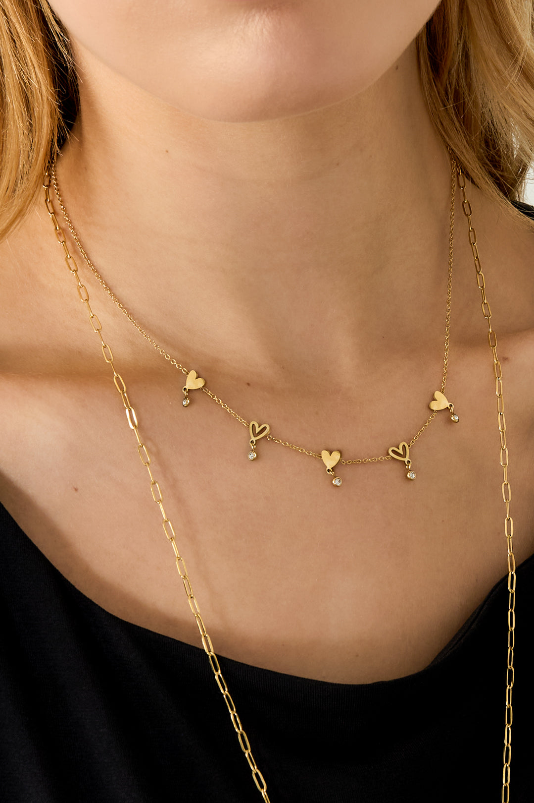 Hart schakelkettig – elegante korte ketting met hartbedels, gecombineerd in een layered necklace look