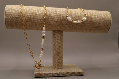 Ketting en armband met zoetwaterparels. Ketting met ronde sluiting