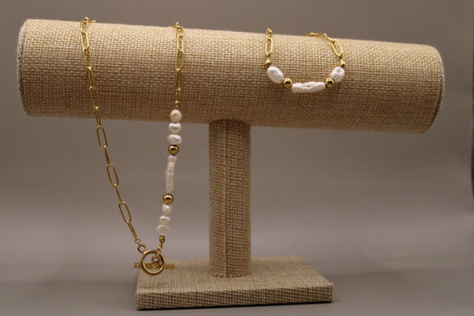 Ketting en armband met zoetwaterparels. Ketting met ronde sluiting