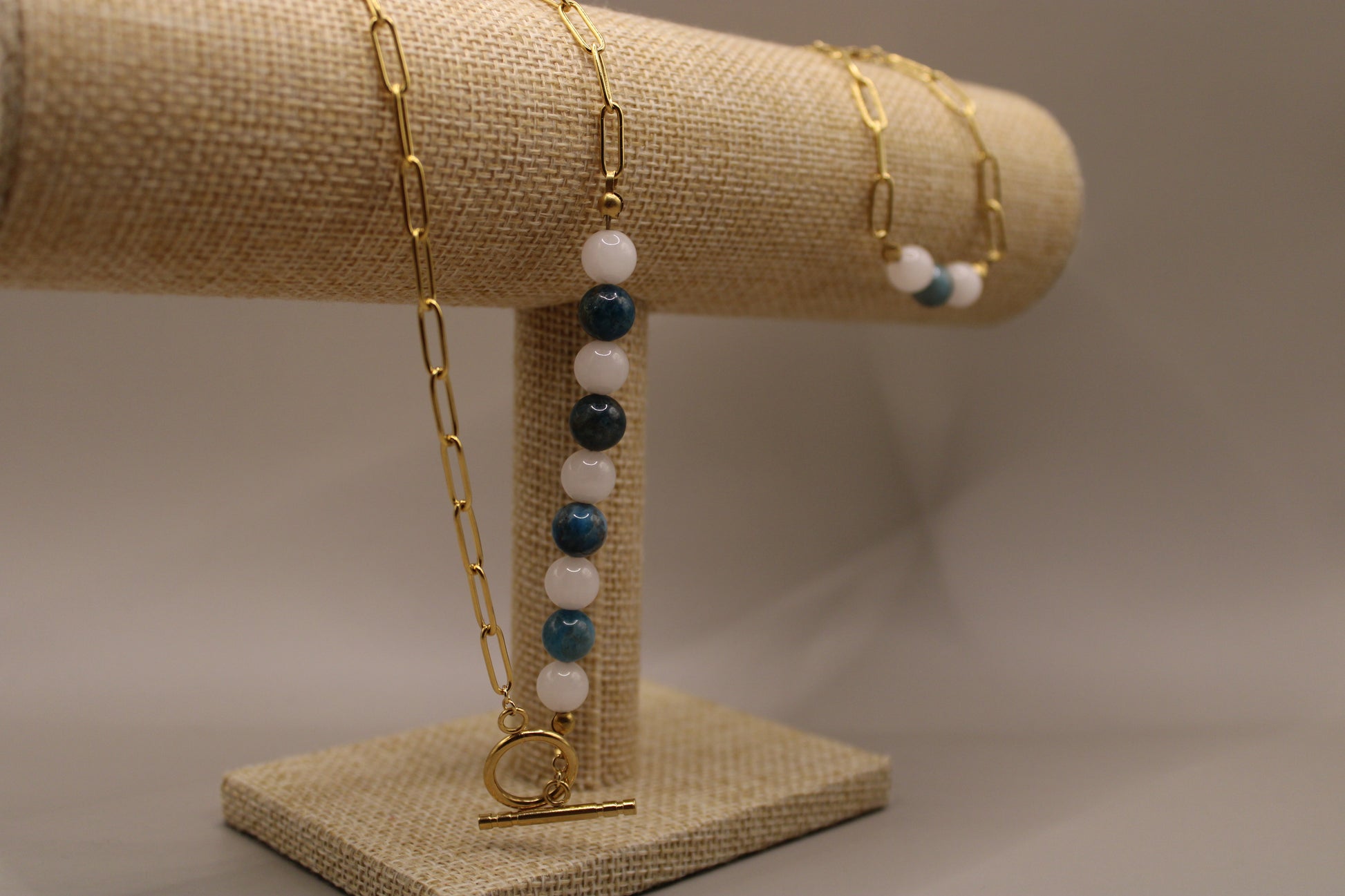 Apatiet en Rozenkwarts armband en ketting, gecombineerd met goudkleurig roestvrij staal.