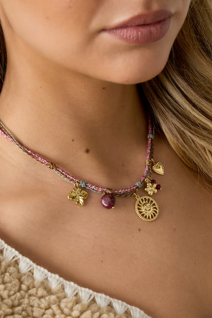 Ketting met bloem hanger – korte ketting met bloementhanger, gedragen op een neutrale top