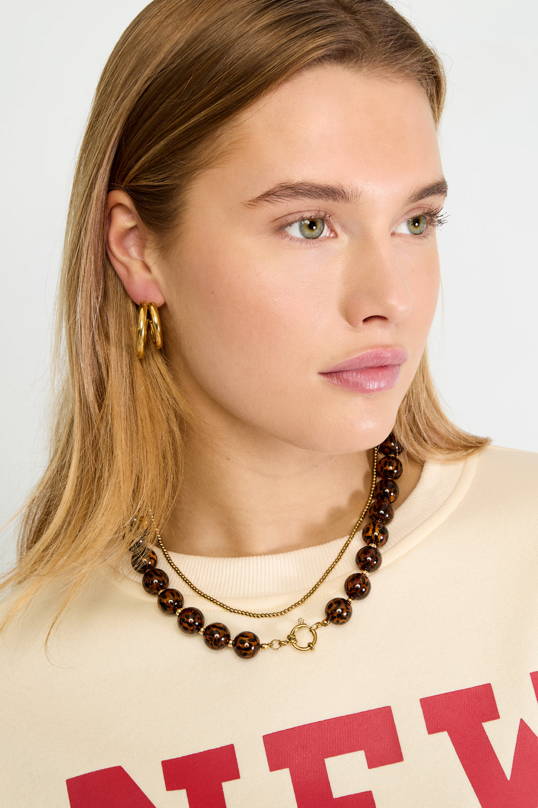 Ketting met grote kralen – retro panterprint, grote panterprint kralenketting gedragen rond de hals