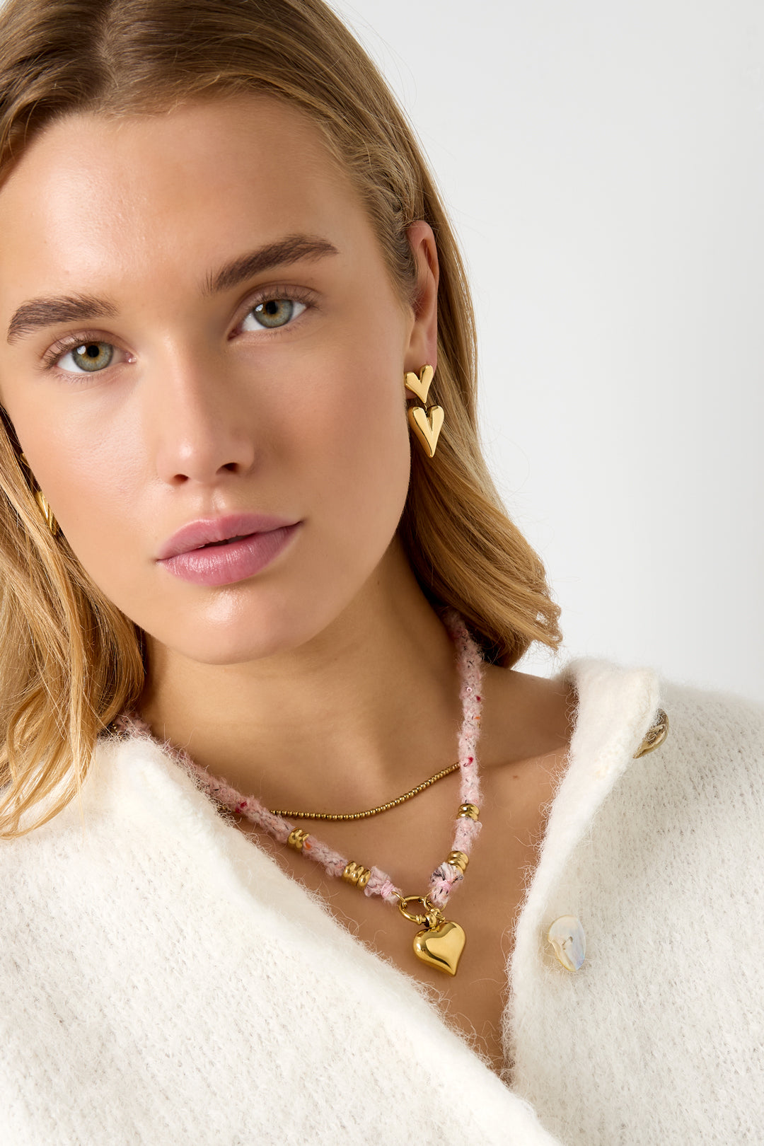 Ketting met hart hanger – Lume, subtiele hartketting gedragen op een lichte top