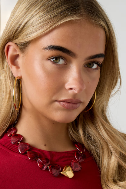 Ketting met hartkralen – retro stijl, retro hartkralenketting gedragen rond de hals