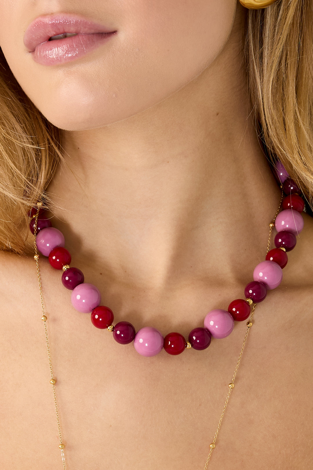 Ketting met kralen – Purple, kralenketting met paarse kralen in verschillende groottes close-up