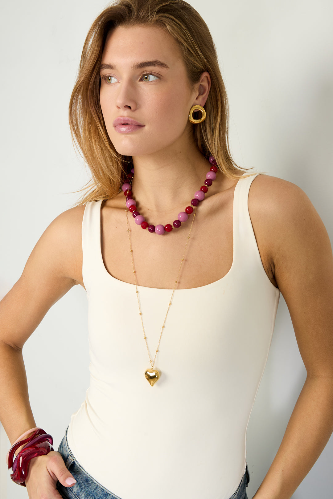 Ketting met kralen – statementketting met kralen in verschillende groottes, gedragen rond de hals