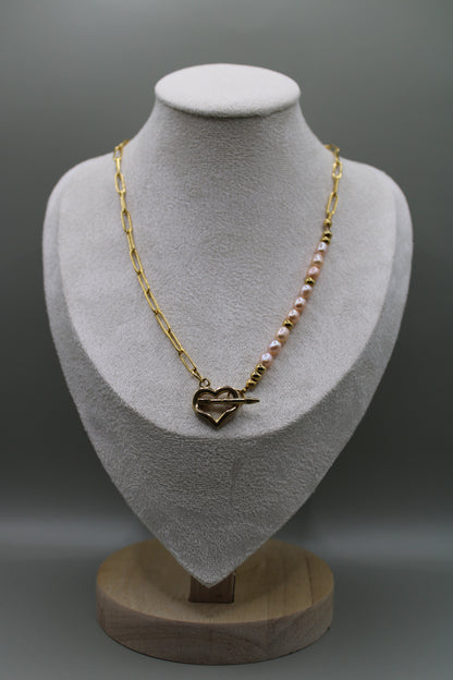 Roze zoetwaterparel ketting met goudkleurige stainless steel en hartsluiting.