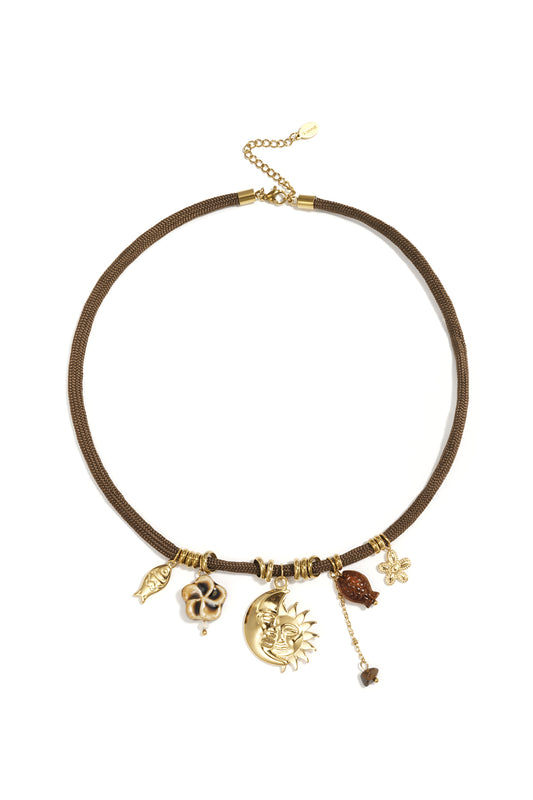 Korte koordketting met zon hanger – bruine koordketting met goudkleurige zon hanger en bedels
