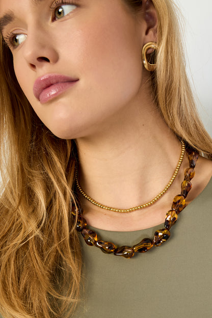 Korte retro kralenketting – bruine kralenketting als statement bij een casual outfit