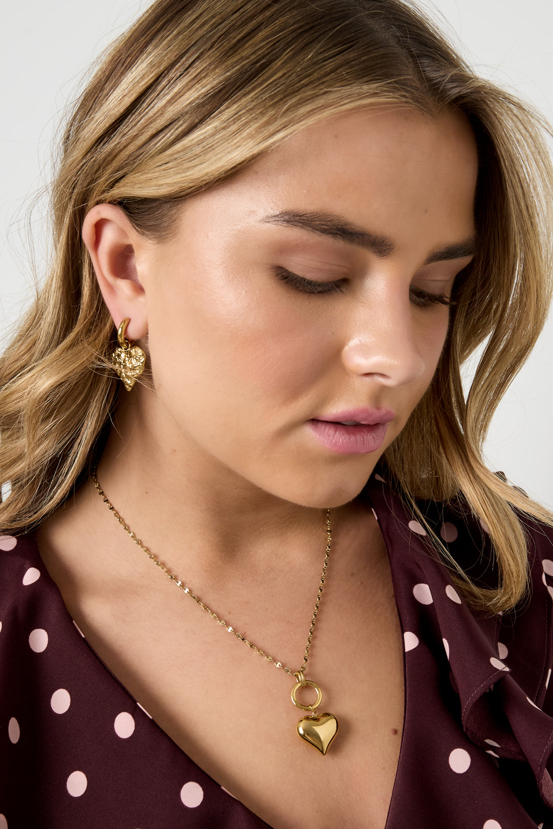 Middellange ketting met hartje – goudkleurige ketting met hart hanger, gedragen rond de hals