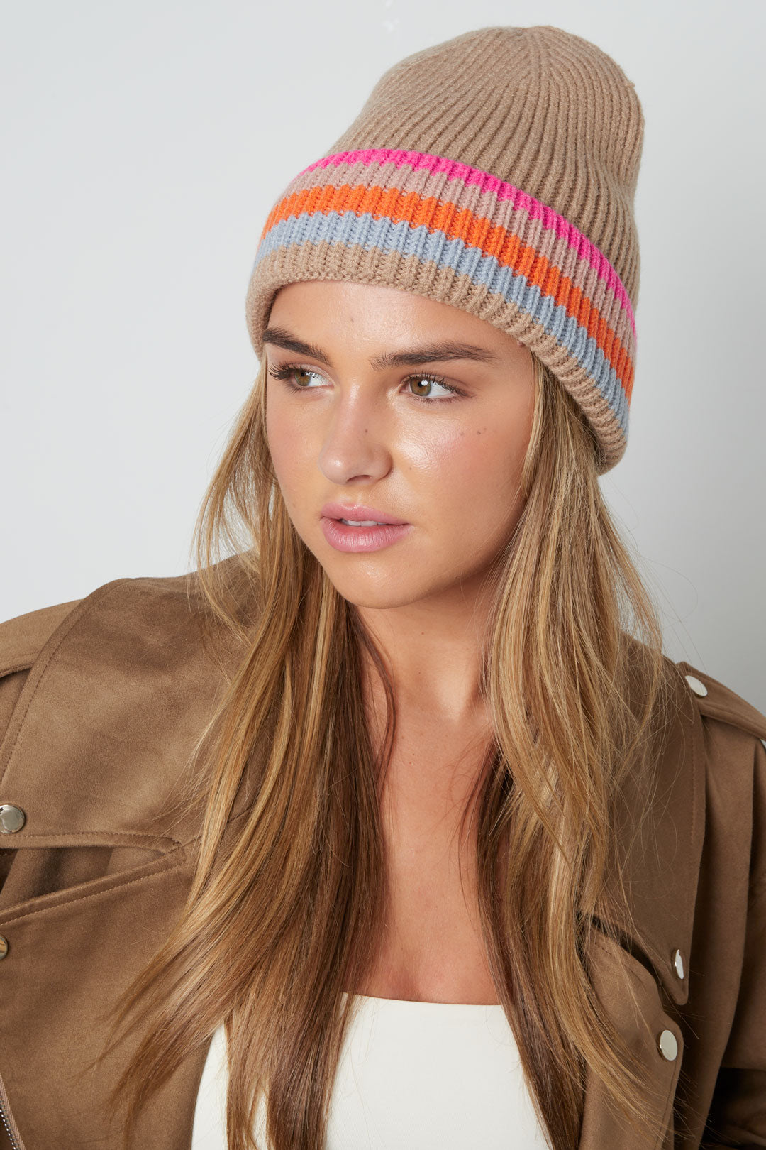 Model draagt een multicolor gestreepte dames wintermuts in lichtgrijs
