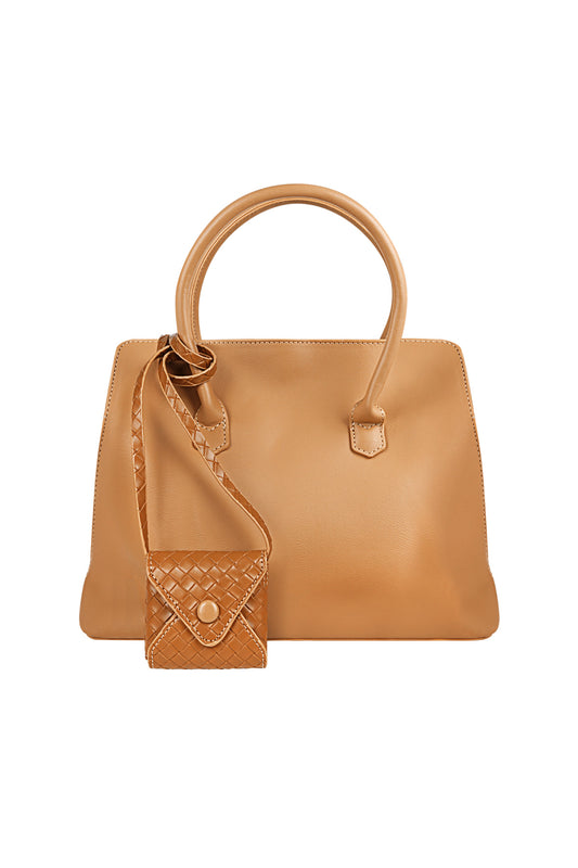 Lichtbruine My Essentials Bag, praktische dames handtas met dubbele hengsels en afneembare schouderriem, recht van voren op een witte achtergrond.