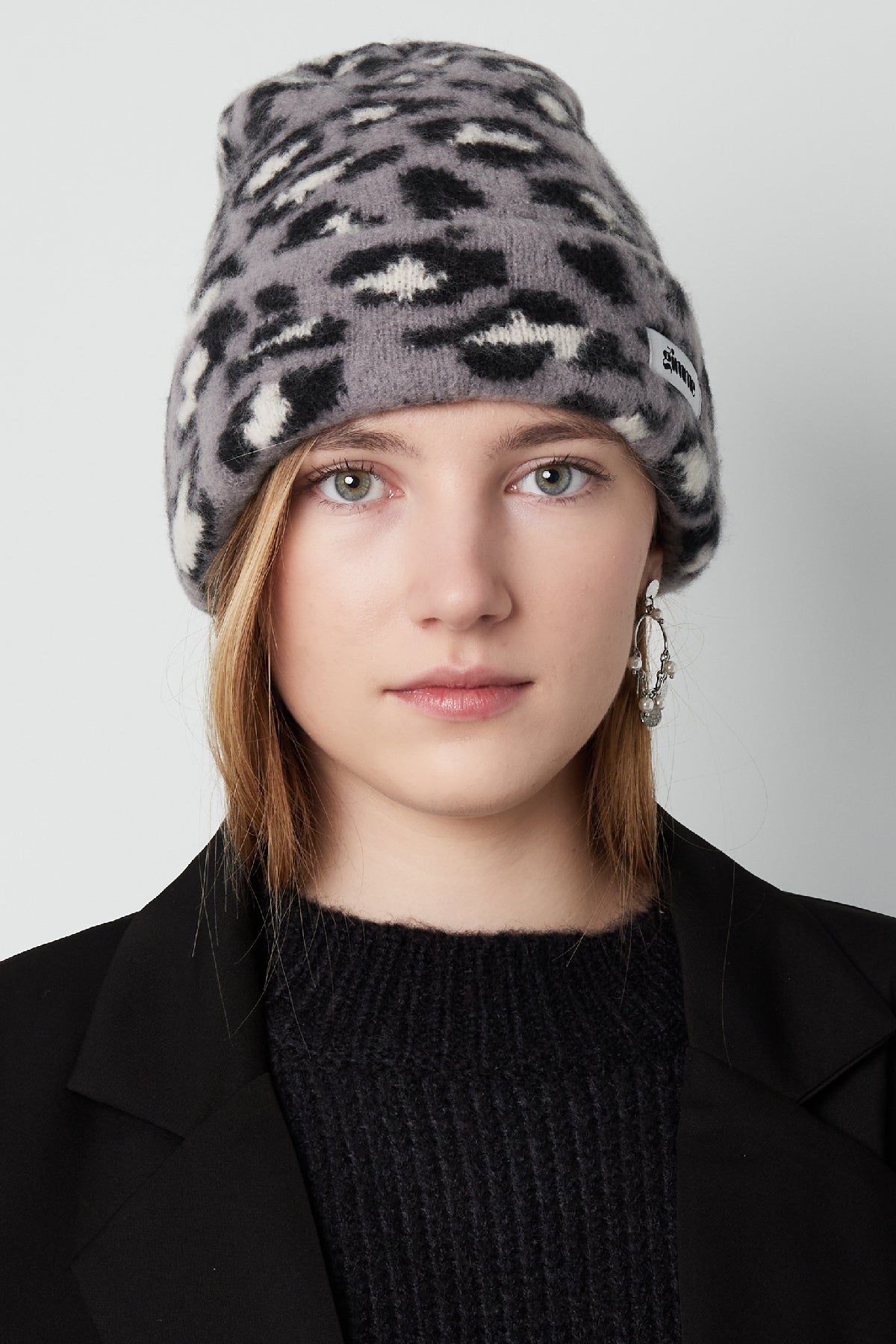 Beigekleurige dames wintermuts met panterprint – warme gebreide muts voor de winter