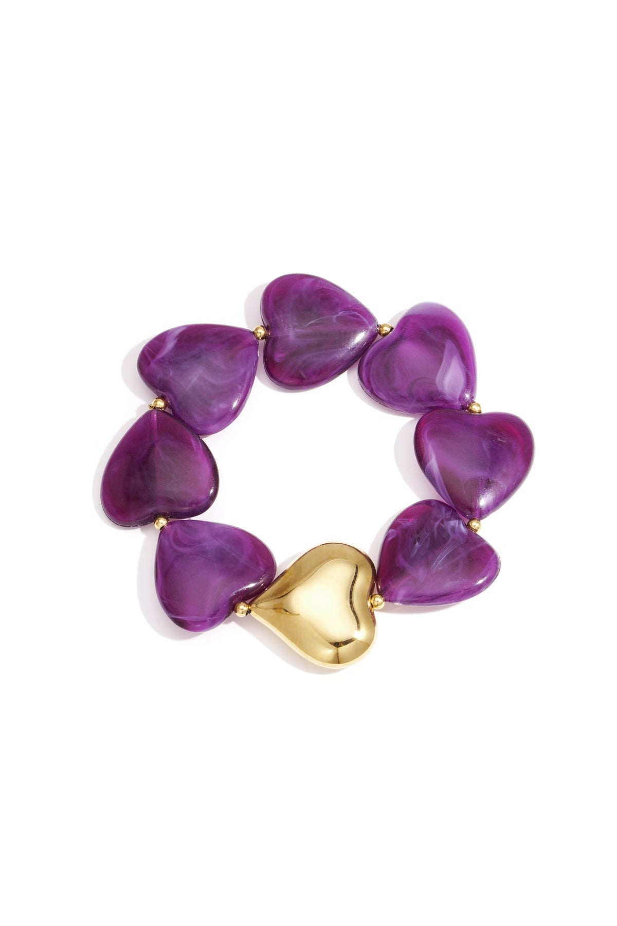 Donkerpaarse retro armband met acryl hartkralen en goudkleurige kralen in close-up