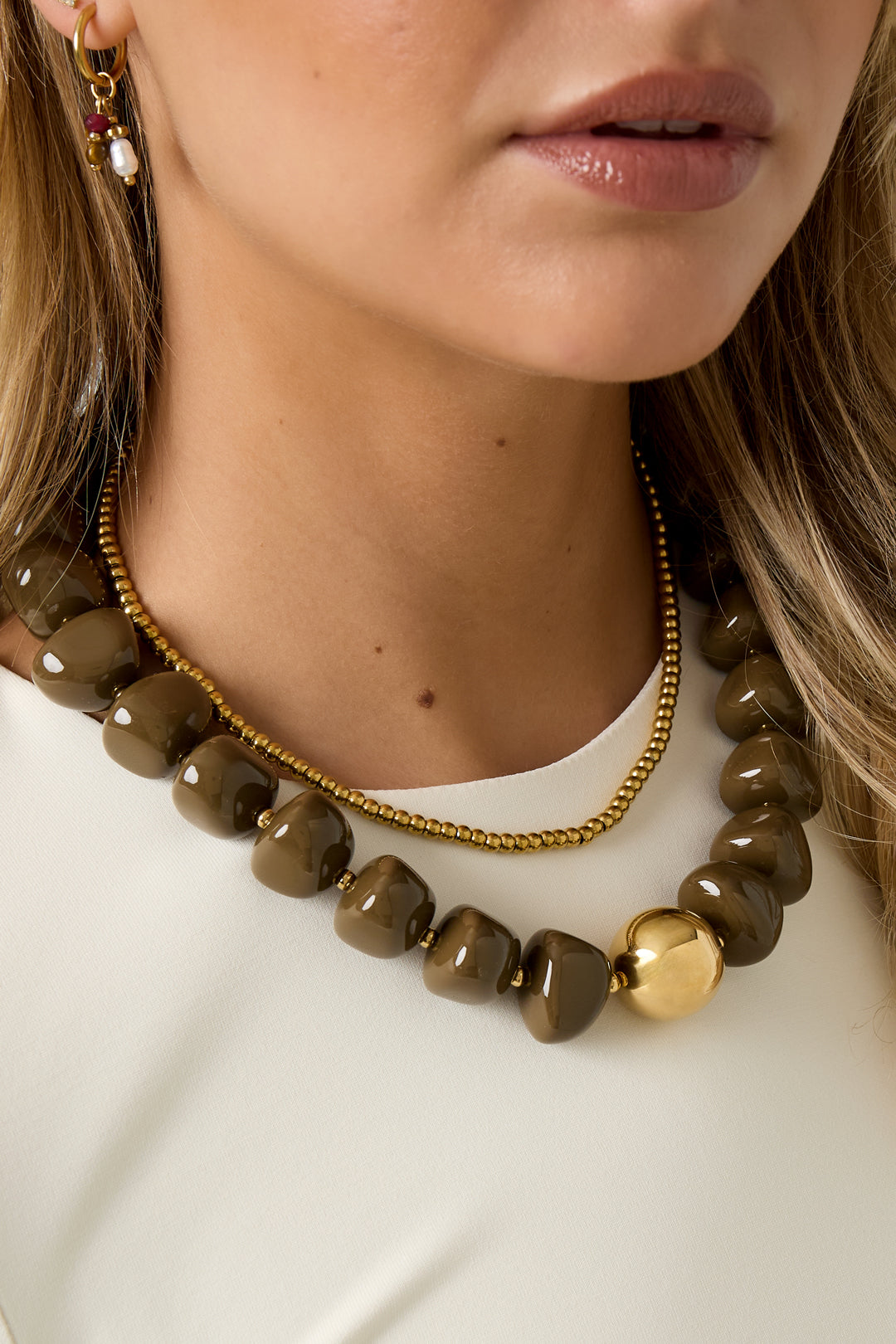 Close-up van retro kralenketting – acryl, groene kralen rond de hals