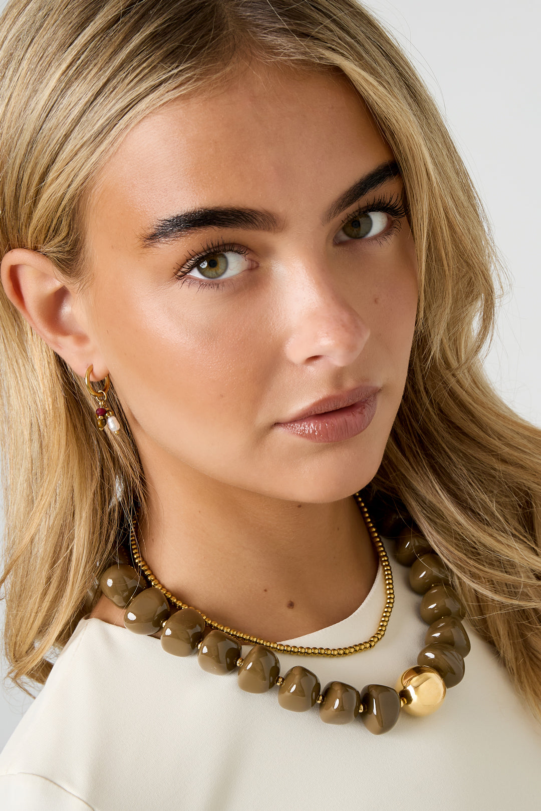 Retro kralenketting – acryl, groene kralenketting gedragen rond de hals