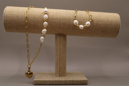 Set: ketting en armband. RVS kralen en parels