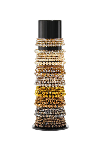 Meerdere kleuren glazen kralenarmbanden op zwarte standaard