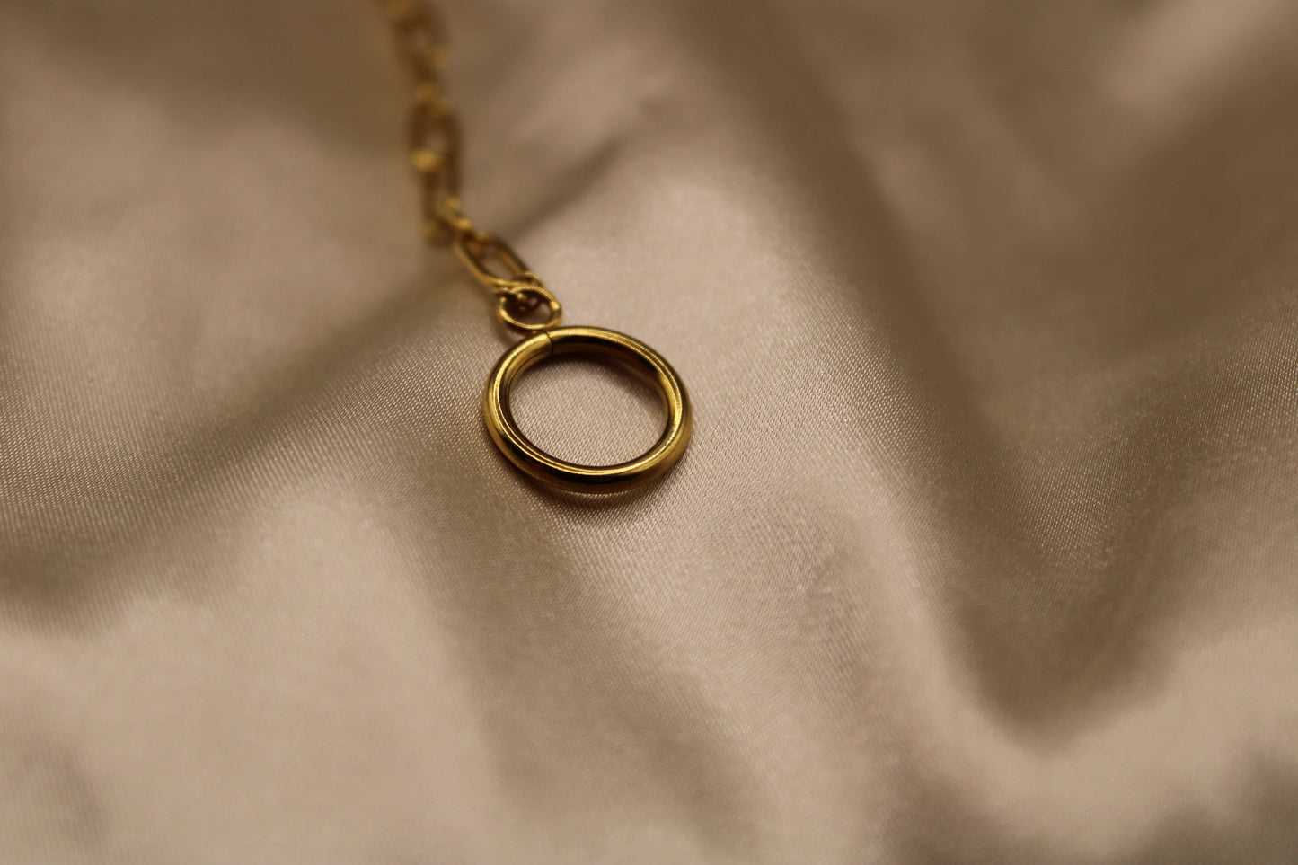 Fijn afgewerkte ketting van goudkleurig staal met zoetwaterparels.