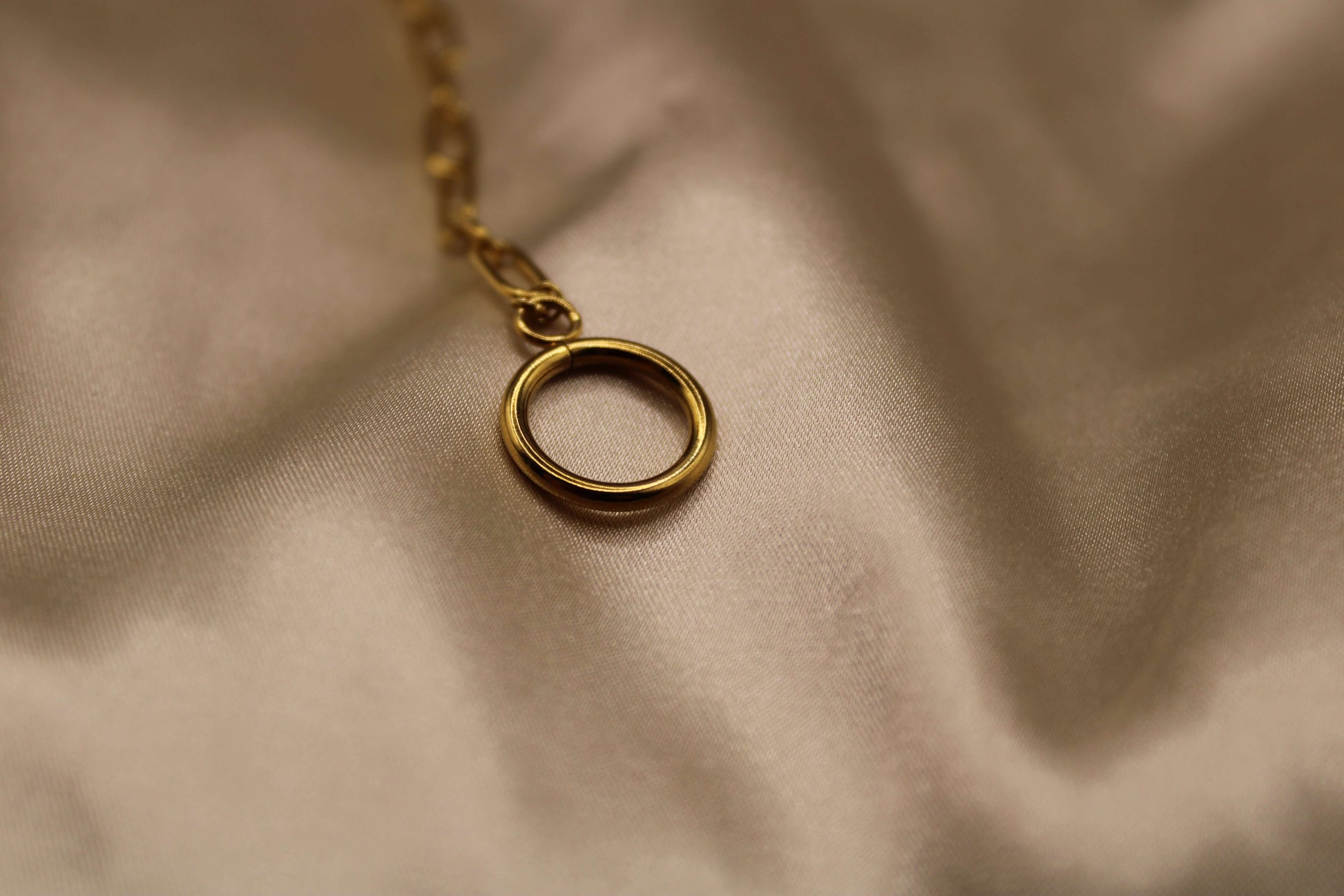 Fijn afgewerkte ketting van goudkleurig staal met zoetwaterparels.