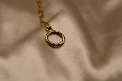 Fijn afgewerkte ketting van goudkleurig staal met zoetwaterparels.