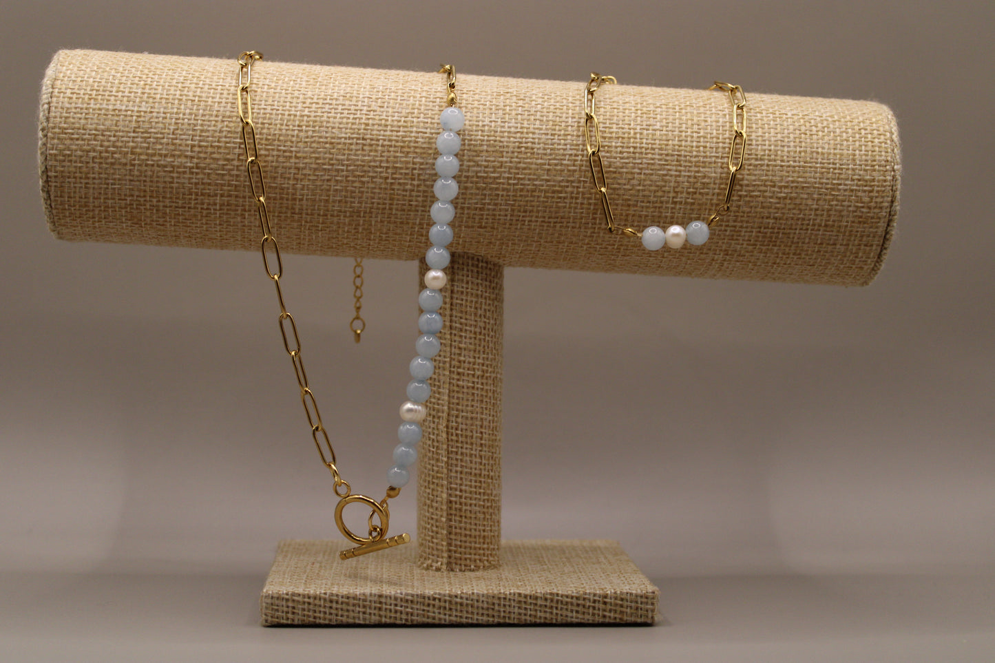 Elegante ketting en armband met edelstenen Aquamarijn en parels in een goudkleurige stainless steel setting.