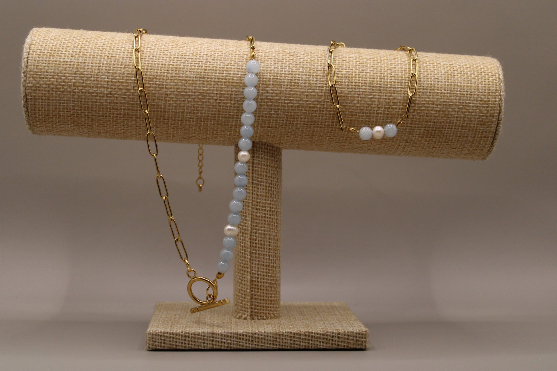 Elegante ketting en armband met edelstenen Aquamarijn en parels in een goudkleurige stainless steel setting.