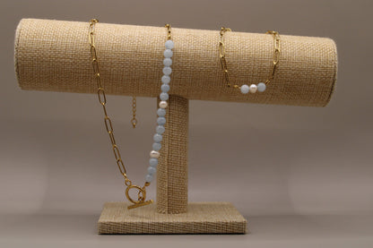 Elegante ketting en armband met edelstenen Aquamarijn en parels in een goudkleurige stainless steel setting.