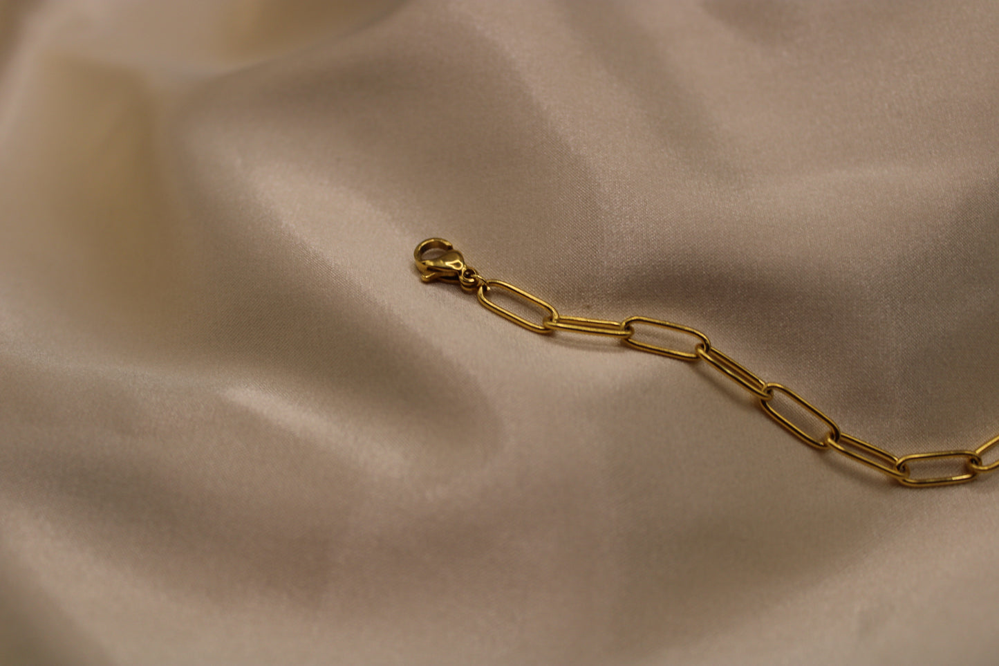 Goudkleurig stainless steel met zonvormige hanger, kralen en parels.