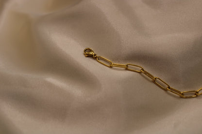 Goudkleurig stainless steel met zonvormige hanger, kralen en parels.