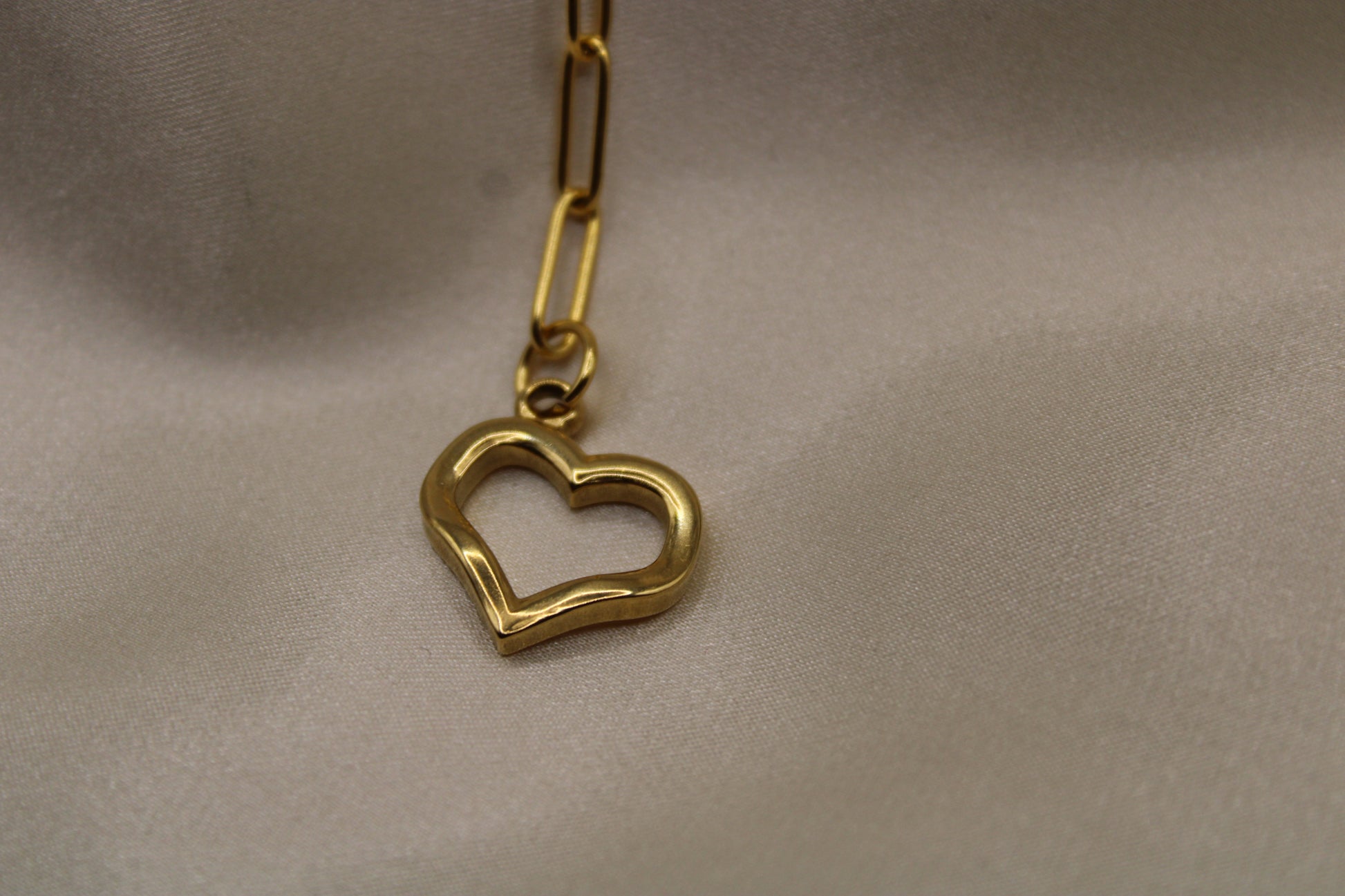 Stainless steel ketting met roze parels, gouden kralen en een hart als sluiting.