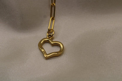 Stainless steel ketting met roze parels, gouden kralen en een hart als sluiting.