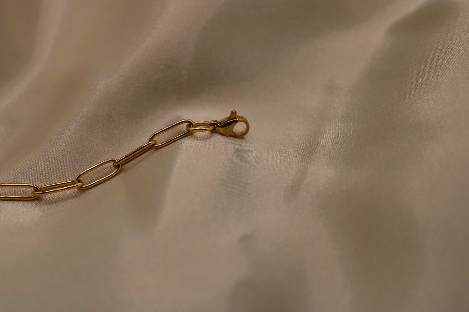 Luxueuze ketting van stainless steel met aquamarijn en zoetwaterparels, voor een verfijnde look.
