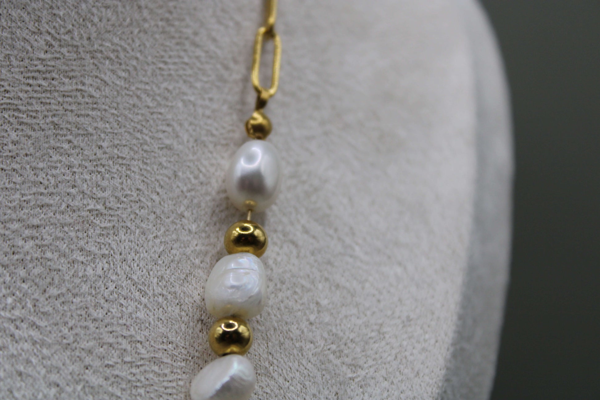 Elegante ketting met natuurlijke zoetwaterparels, goudkleurig staal en kralen.