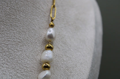 Elegante ketting met natuurlijke zoetwaterparels, goudkleurig staal en kralen.