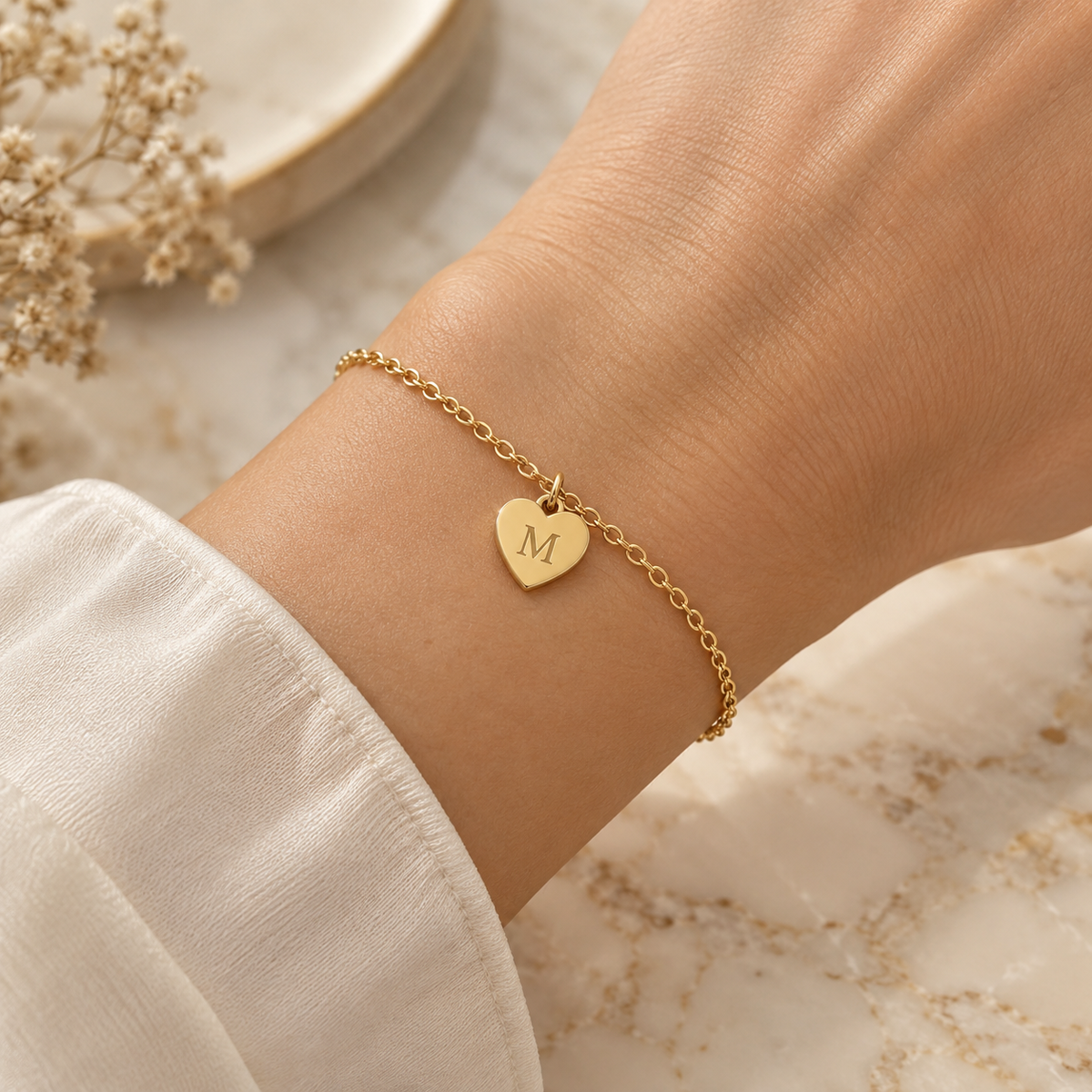 Goudkleurige RVS armband met hartbedel en gegraveerde letter M