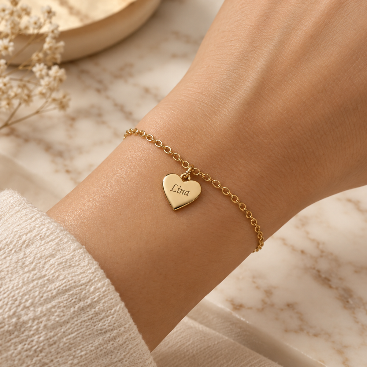 Goudkleurige RVS armband met hartbedel en gegraveerde naam Lina