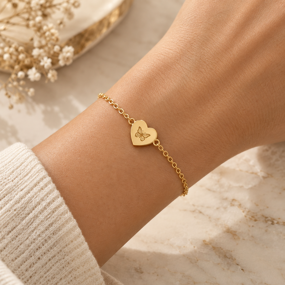 Goudkleurige RVS armband met hartbedel en gegraveerd vlindersymbool