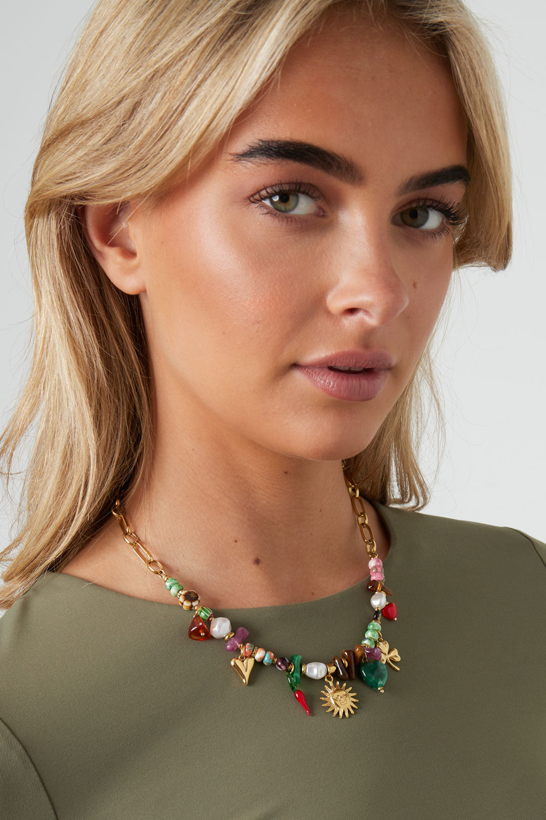 Bead necklace met hart- en zonaccent – kort