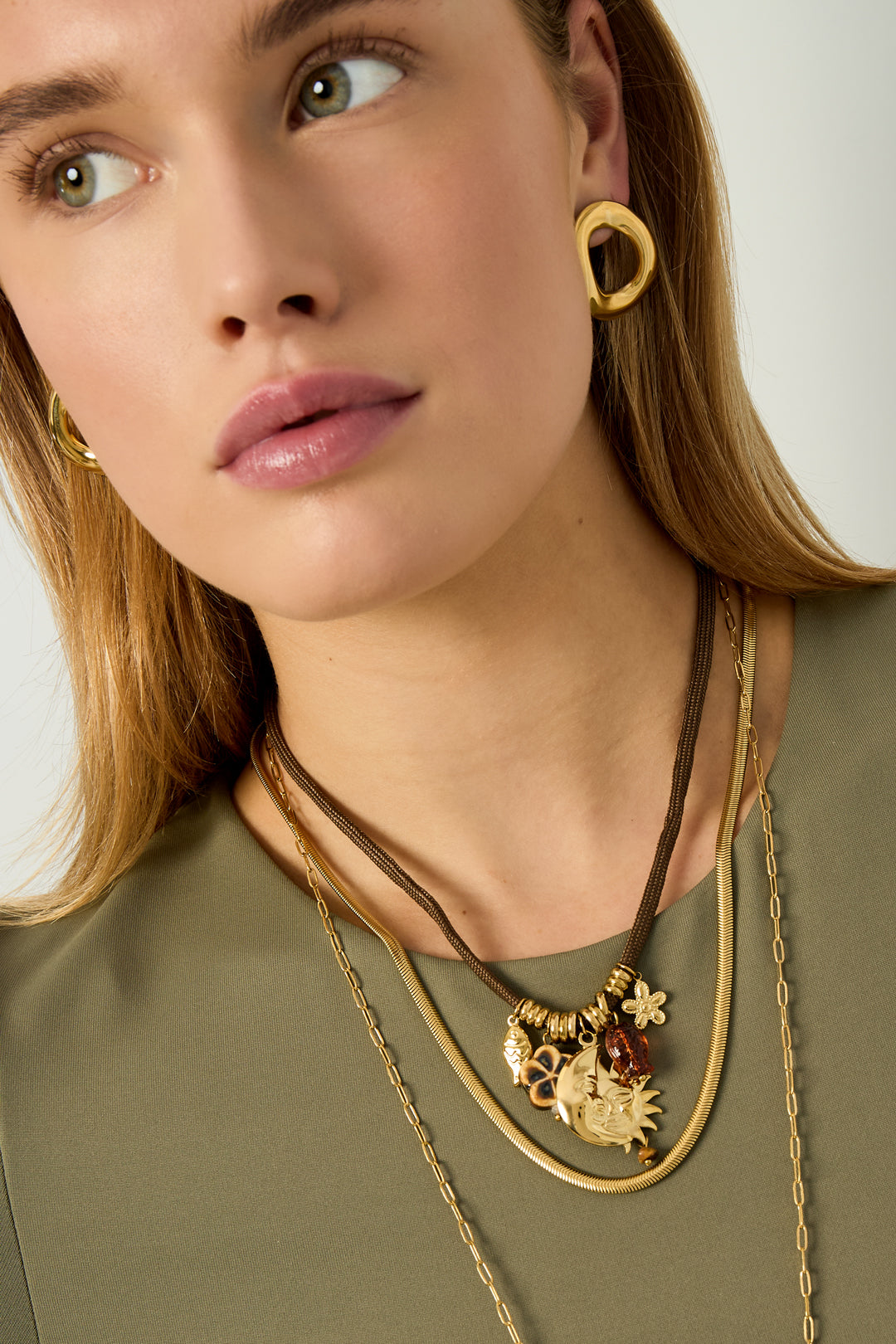 Korte koordketting met zon hanger