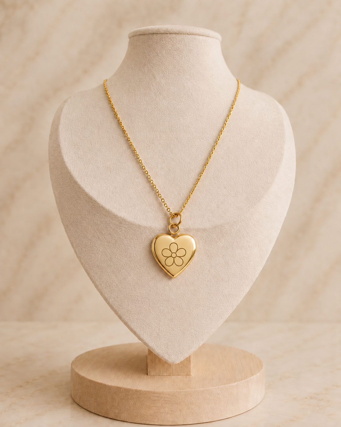 Goudkleurige RVS ankerketting met hartvormige bedel en bloemsymbool